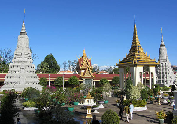 Best Phnom Penh City Tour (Royal Palace, Silver Pagoda, Independence Monument)