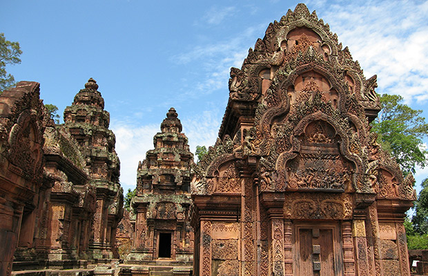 Angkor Wat and Banteay Srey Temple Discovery Tour