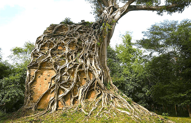 Discover the Ancient Wonders of Kampong Thom from Siem Reap